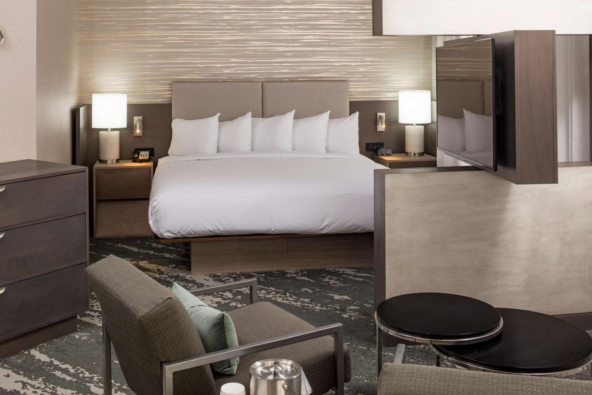 Отель Doubletree By Hilton Boston Logan Airport Челси Экстерьер фото